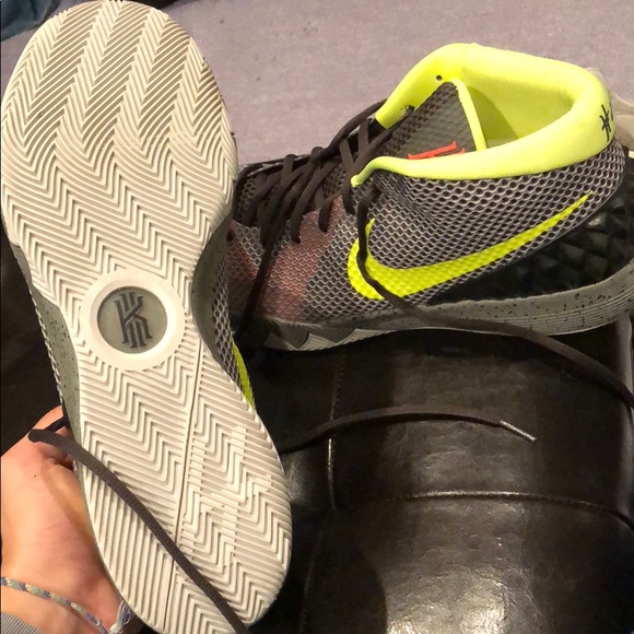 Nike basketball shoe - Picture 3 of 3